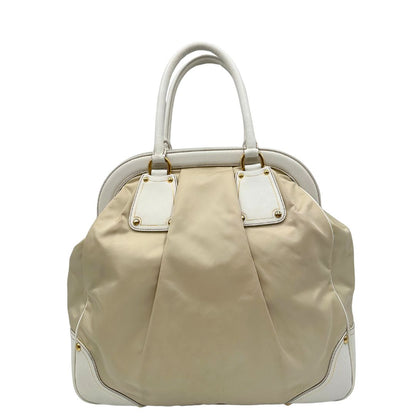 Retro Borsa Tote Prada in nylon bianco panna con finiture in pelle bianco gesso e parti metalliche dorate. Munita di doppi manici stondati con tag porta address rimovibile. Rifinita con logo lettering al di sotto del manico. Originale, usato, in condizioni ottime. 