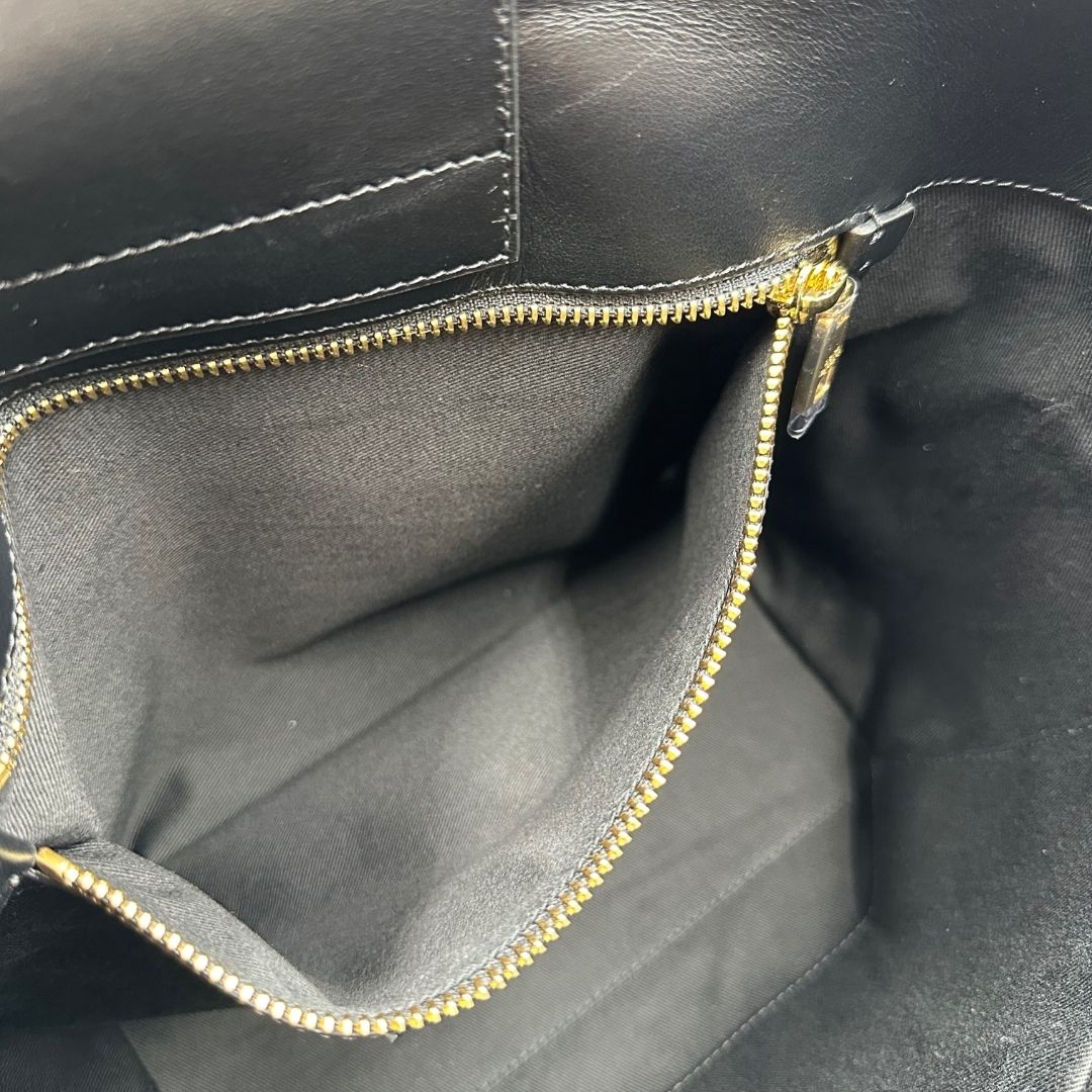 Interno Borsa D&G tote Beatrice in canvas con motivo animalier e dettagli graffiti in stile street-art. Il design è arricchito da scritte, cuori e corone, e impreziosita da una striscia centrale rossa. Presenta doppi manici in pelle nera e parti metalliche dorate. Completa di dustbag, cartellino e card d'autenticità. Originale, usato, in condizioni ottime. 