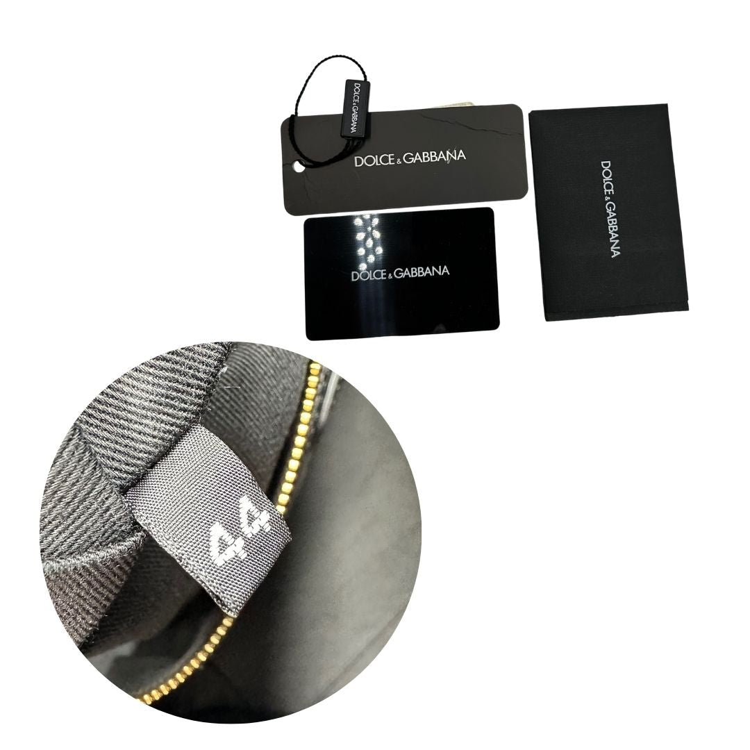 Codice e cartellini; Borsa D&G tote Beatrice in canvas con motivo animalier e dettagli graffiti in stile street-art. Il design è arricchito da scritte, cuori e corone, e impreziosita da una striscia centrale rossa. Presenta doppi manici in pelle nera e parti metalliche dorate. Completa di dustbag, cartellino e card d'autenticità. Originale, usato, in condizioni ottime. 