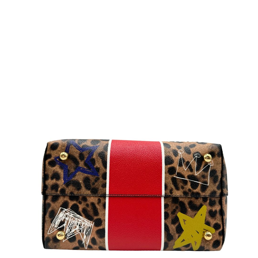 Base Borsa D&G tote Beatrice in canvas con motivo animalier e dettagli graffiti in stile street-art. Il design è arricchito da scritte, cuori e corone, e impreziosita da una striscia centrale rossa. Presenta doppi manici in pelle nera e parti metalliche dorate. Completa di dustbag, cartellino e card d'autenticità. Originale, usato, in condizioni ottime. 