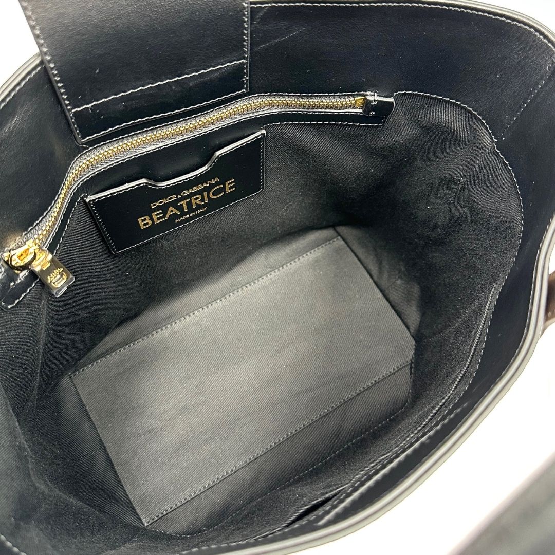 interno Borsa D&G tote Beatrice in canvas con motivo animalier e dettagli graffiti in stile street-art. Il design è arricchito da scritte, cuori e corone, e impreziosita da una striscia centrale rossa. Presenta doppi manici in pelle nera e parti metalliche dorate. Completa di dustbag, cartellino e card d'autenticità. Originale, usato, in condizioni ottime. 