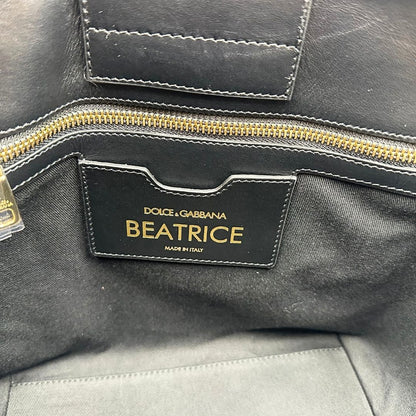 Interno Borsa D&G tote Beatrice in canvas con motivo animalier e dettagli graffiti in stile street-art. Il design è arricchito da scritte, cuori e corone, e impreziosita da una striscia centrale rossa. Presenta doppi manici in pelle nera e parti metalliche dorate. Completa di dustbag, cartellino e card d'autenticità. Originale, usato, in condizioni ottime. 