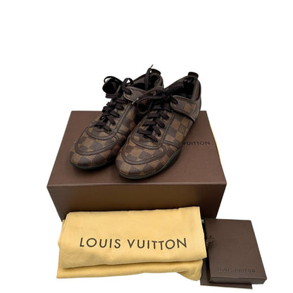 Scarpe Louis Vuitton in canvas Damier Ébène e dettagli in pelle marroni con lacci tono su tono. Complete di scatola logata e dustbag, di lusso, ottime condizioni, originale.