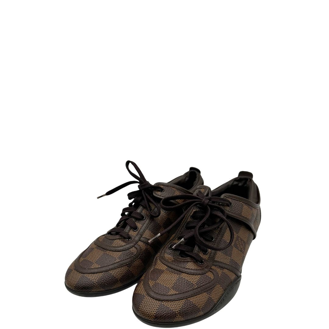 Scarpe Louis Vuitton in canvas Damier Ébène e dettagli in pelle marroni con lacci tono su tono. Complete di scatola logata e dustbag, di lusso, ottime condizioni, originale.