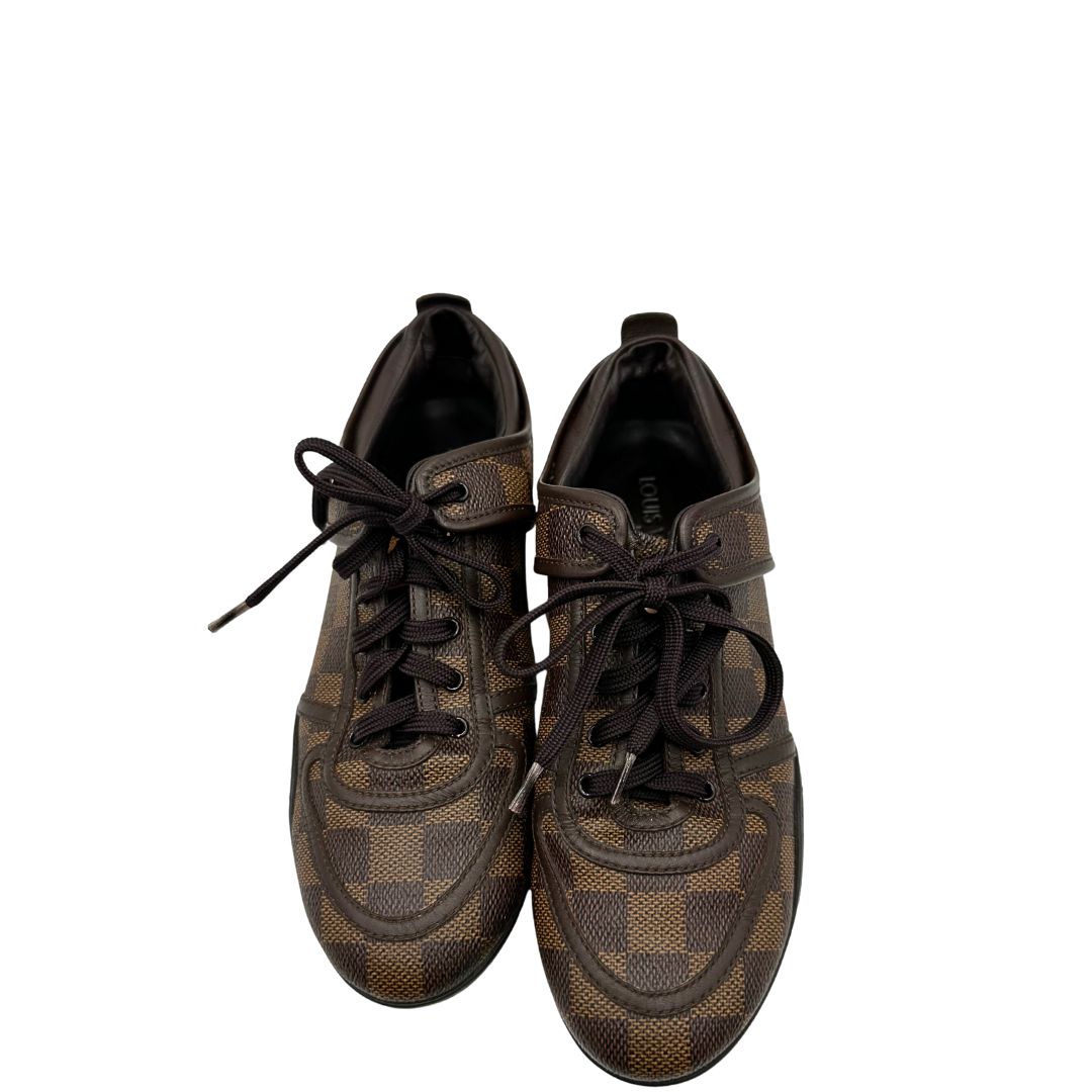 Scarpe Louis Vuitton in canvas Damier Ébène e dettagli in pelle marroni con lacci tono su tono. Complete di scatola logata e dustbag, di lusso, ottime condizioni, originale.