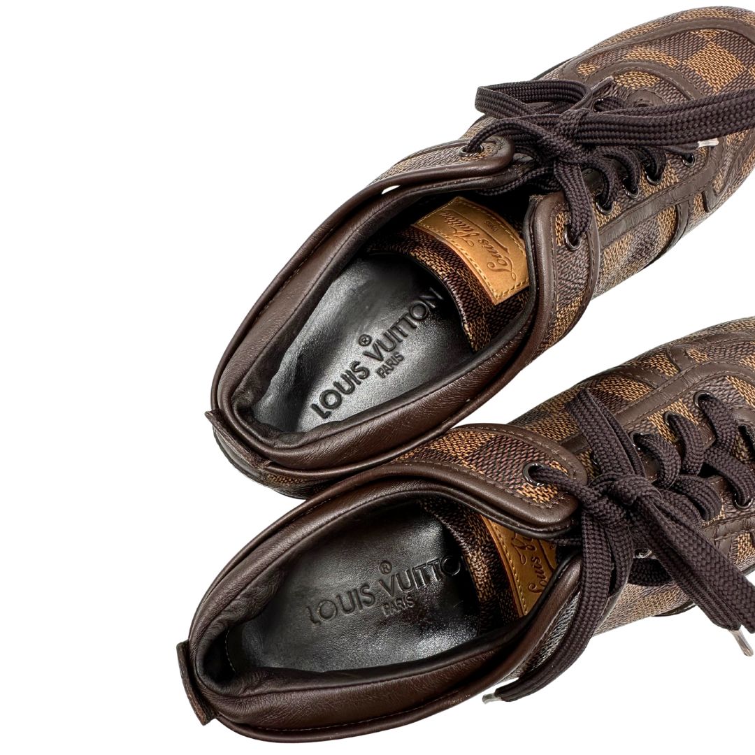 Scarpe Louis Vuitton in canvas Damier Ébène e dettagli in pelle marroni con lacci tono su tono. Complete di scatola logata e dustbag, di lusso, ottime condizioni, originale.