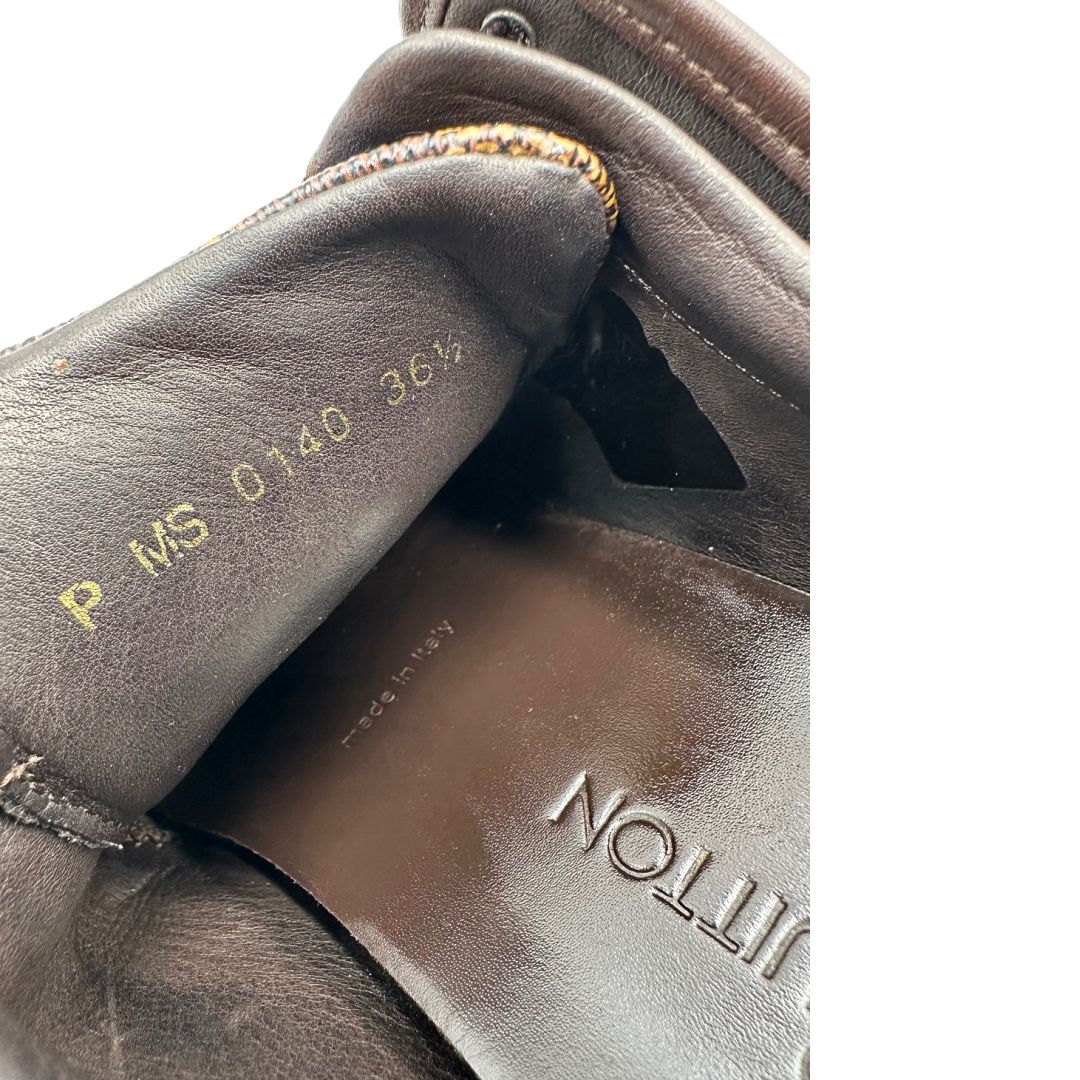 Scarpe Louis Vuitton in canvas Damier Ébène e dettagli in pelle marroni con lacci tono su tono. Complete di scatola logata e dustbag, di lusso, ottime condizioni, originale.