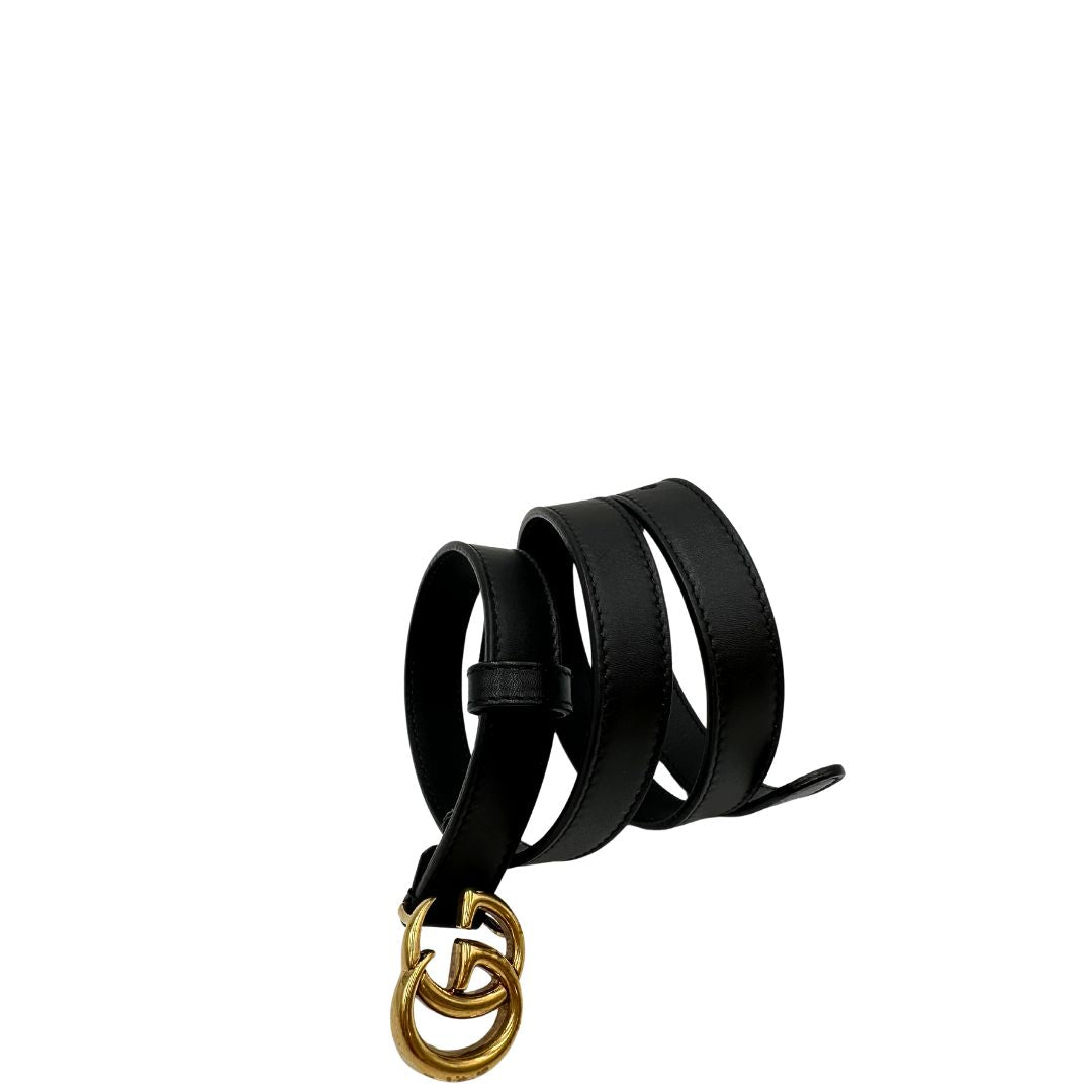 Cintura Gucci in pelle bianca con parti metalliche dorate. Completa di dustbag, di lusso, originale, ottime condizioni.