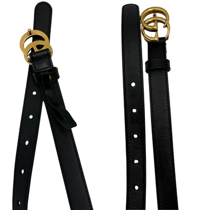 Cintura Gucci in pelle bianca con parti metalliche dorate. Completa di dustbag, di lusso, originale, ottime condizioni.