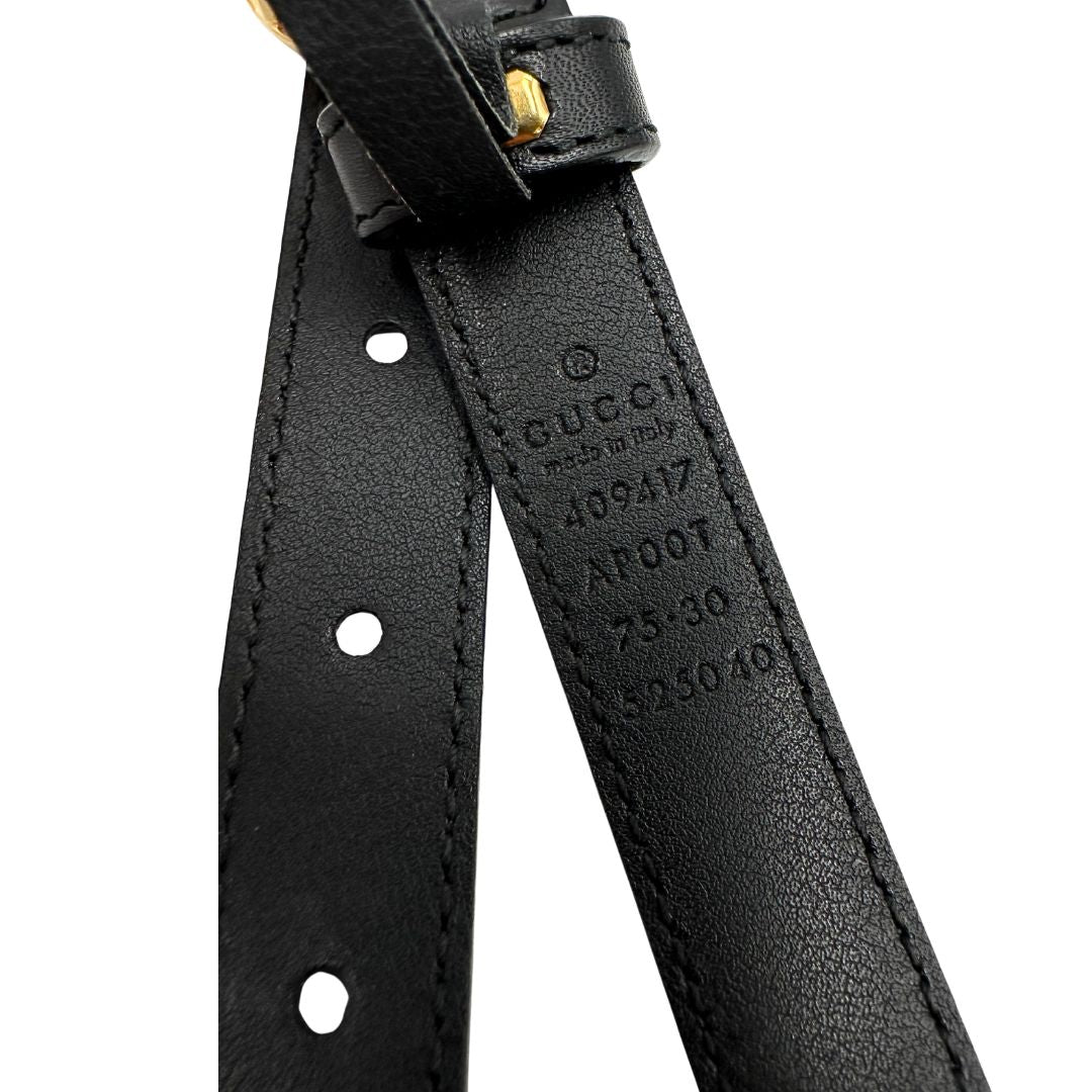 Cintura Gucci in pelle bianca con parti metalliche dorate. Completa di dustbag, di lusso, originale, ottime condizioni.