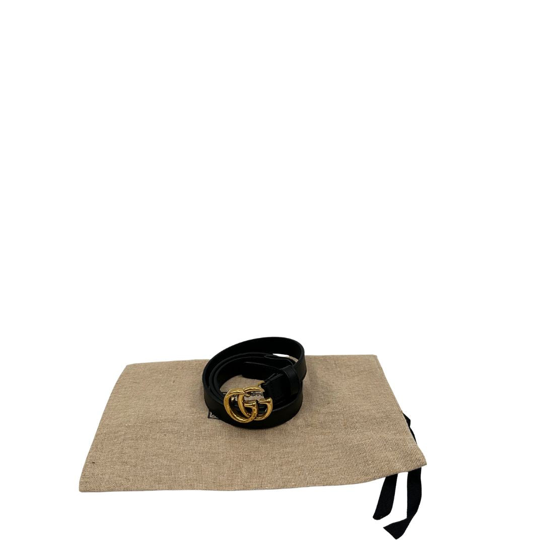 Cintura Gucci in pelle bianca con parti metalliche dorate. Completa di dustbag, di lusso, originale, ottime condizioni.