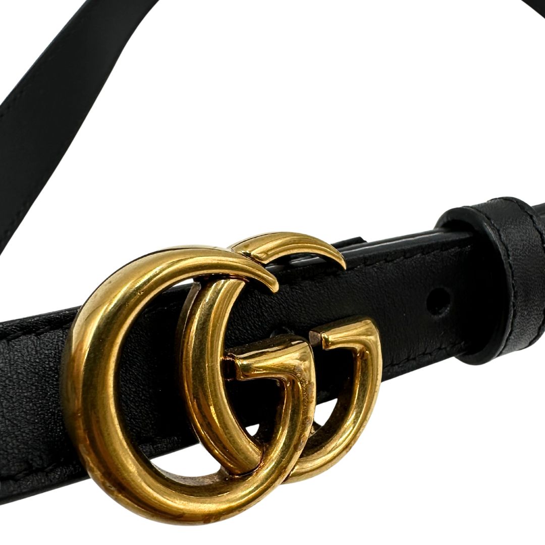 Cintura Gucci in pelle bianca con parti metalliche dorate. Completa di dustbag, di lusso, originale, ottime condizioni.