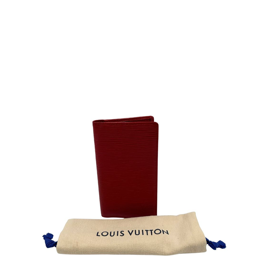 Portacarte Louis Vuitton in pelle Epi rossa; completo di dustbag, di lusso, originale, usato.