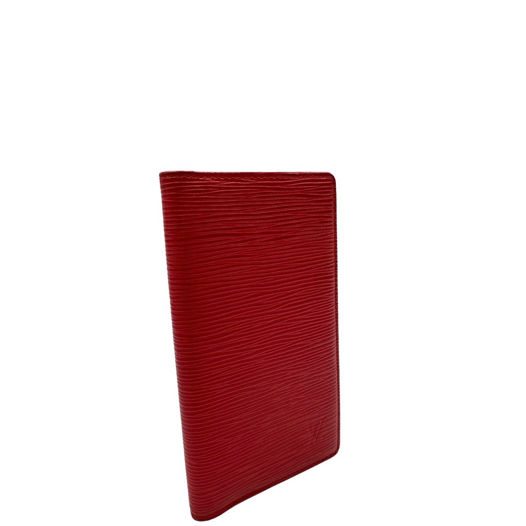 Portacarte Louis Vuitton in pelle Epi rossa; completo di dustbag, di lusso, originale, usato.
