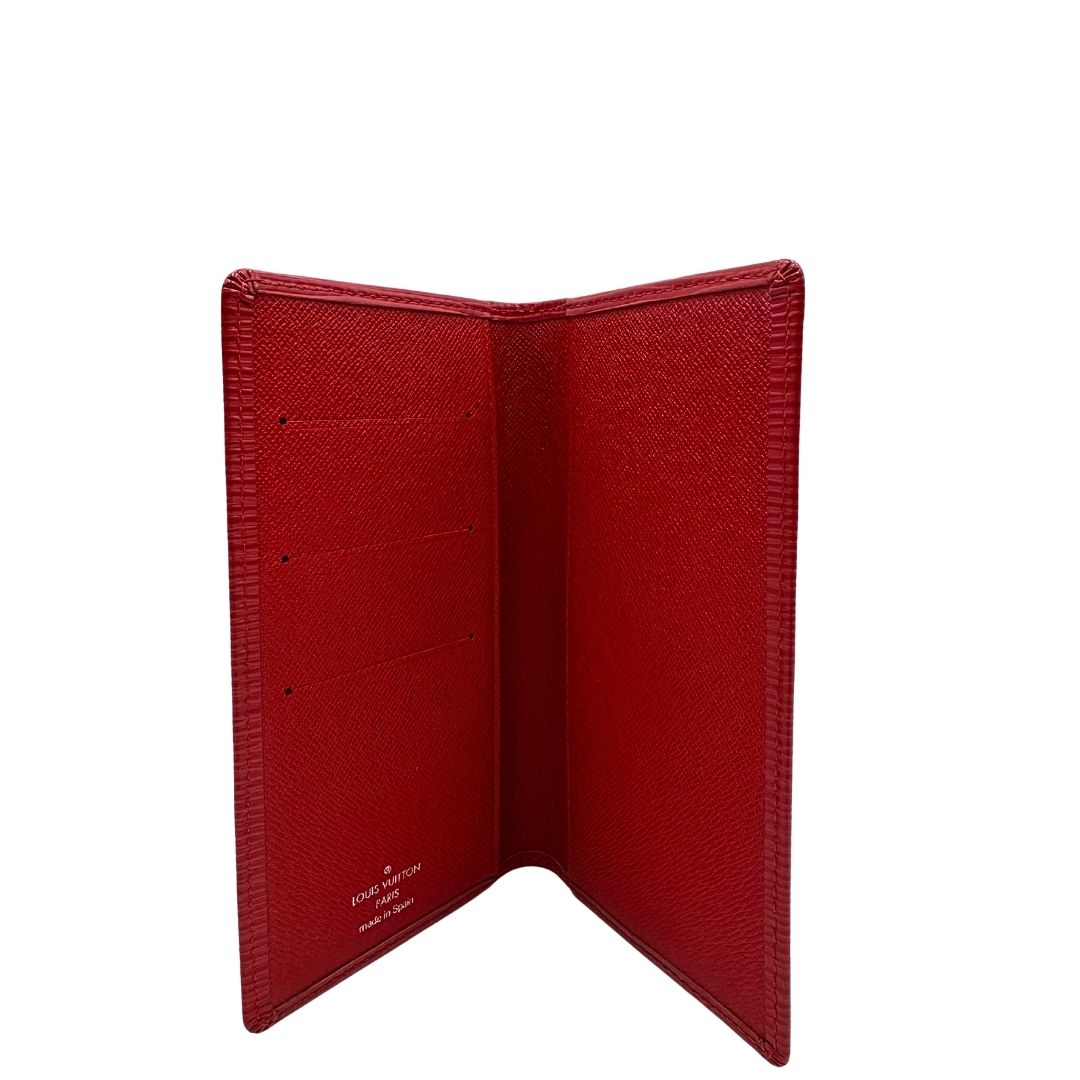 Portacarte Louis Vuitton in pelle Epi rossa; completo di dustbag, di lusso, originale, usato.