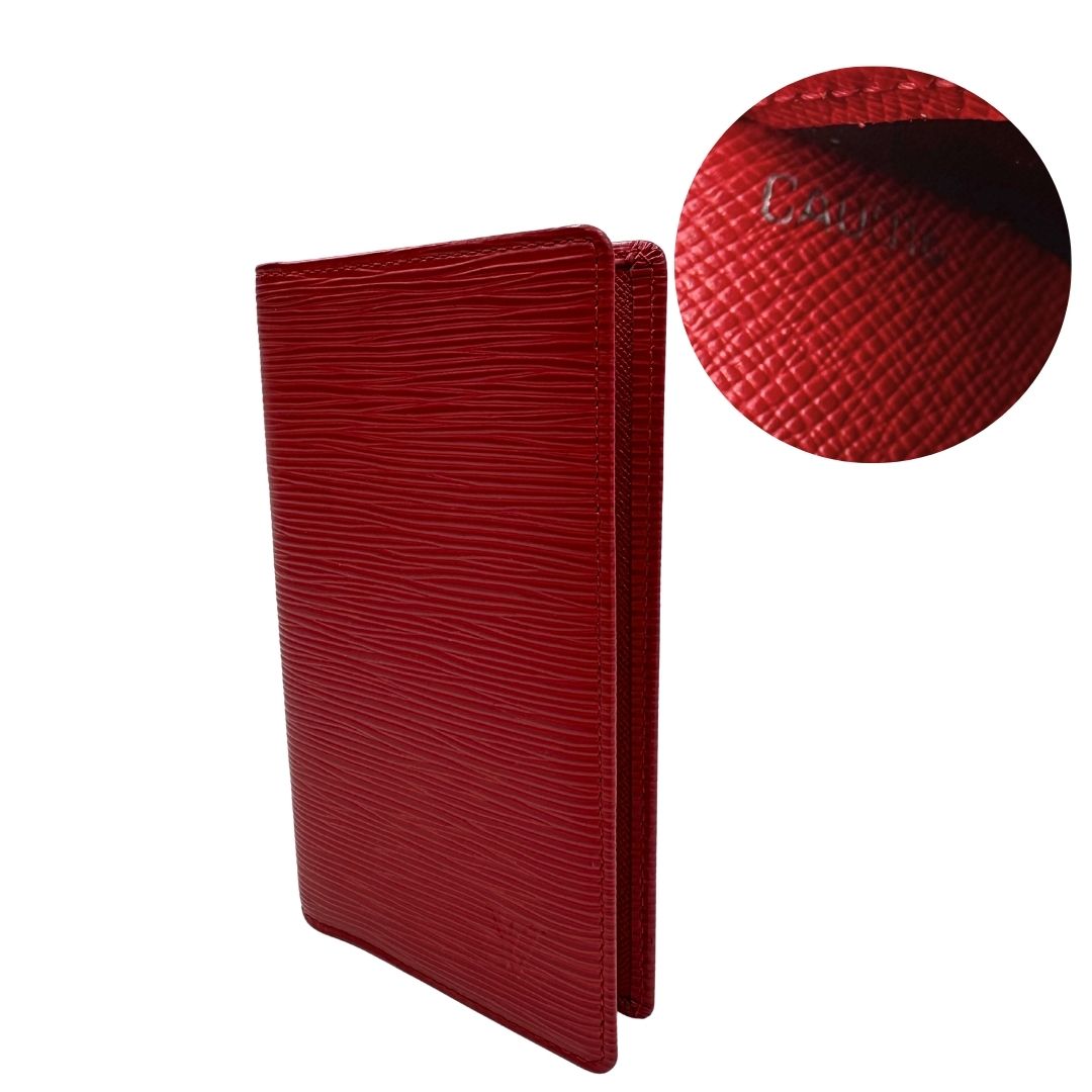 Portacarte Louis Vuitton in pelle Epi rossa; completo di dustbag, di lusso, originale, usato.