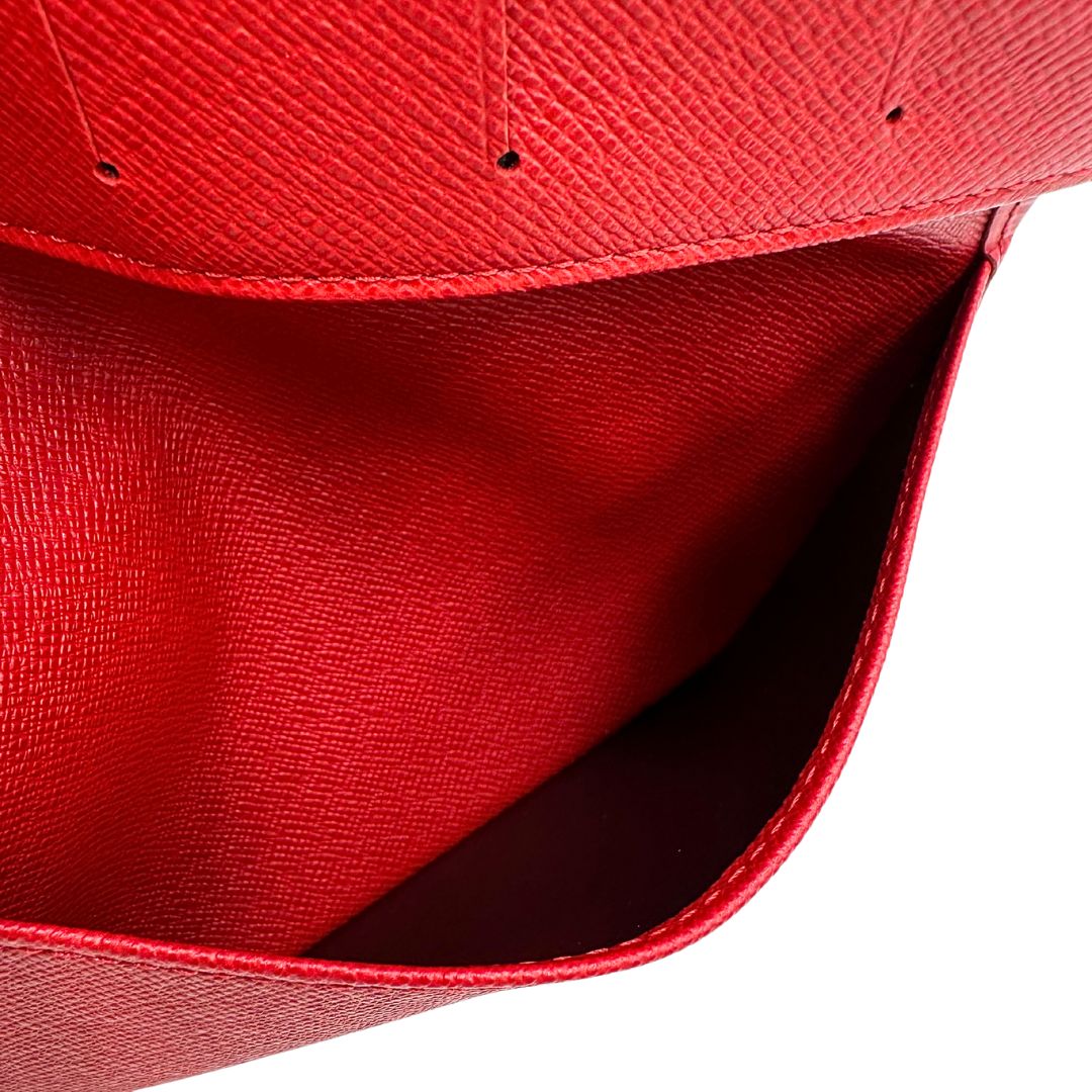 Portacarte Louis Vuitton in pelle Epi rossa; completo di dustbag, di lusso, originale, usato.