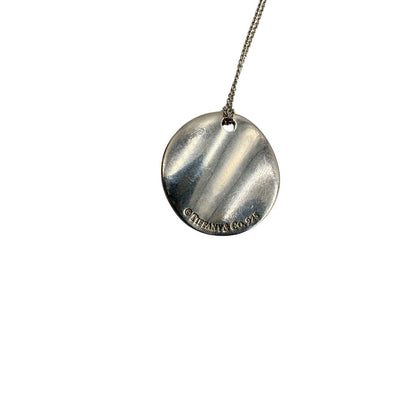 Collana Tiffany&Co. con ciondolo rotondo Notes in argento 925. Completa di sacchetto antipolvere. Originale, usato, in condizioni ottime.