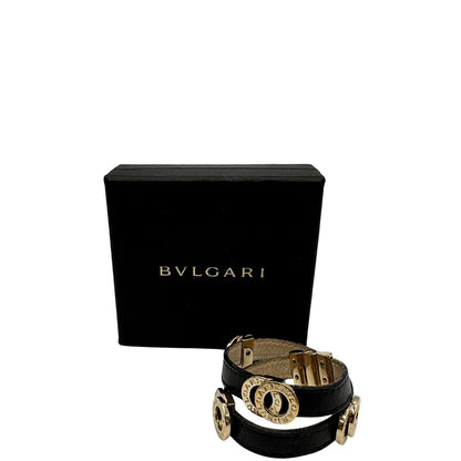 Bracciale Bulgari in pelle nero a doppio giro, con charm in metallo dorati. Completo di scatola logata.