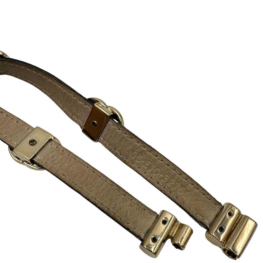 Codice di un bracciale Bulgari in pelle nero a doppio giro, con charm in metallo dorati. Completo di scatola logata.