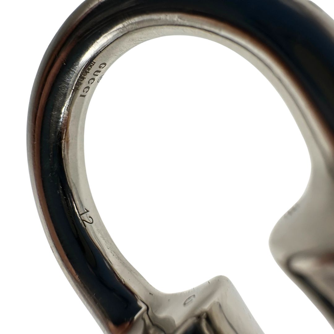 Anello Gucci in metallo argentato caratterizzato da estremità coniche rifinite con doppie GG incrociate. Originale, usato, in condizioni ottime. 