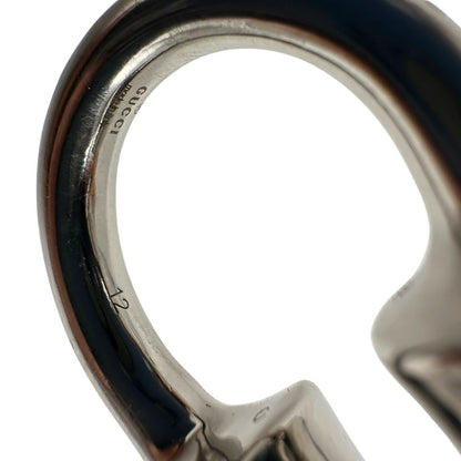 Anello Gucci in metallo argentato caratterizzato da estremità coniche rifinite con doppie GG incrociate. Originale, usato, in condizioni ottime. 