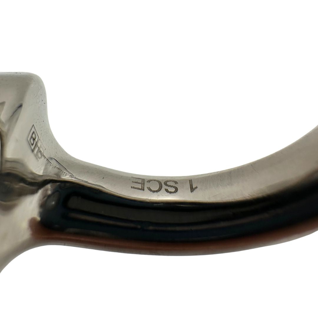 Anello Gucci in metallo argentato caratterizzato da estremità coniche rifinite con doppie GG incrociate. Originale, usato, in condizioni ottime. 