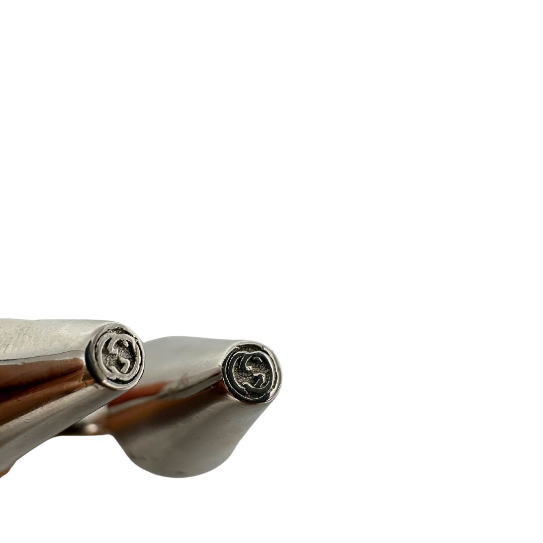 Anello Gucci in metallo argentato caratterizzato da estremità coniche rifinite con doppie GG incrociate. Originale, usato, in condizioni ottime. 