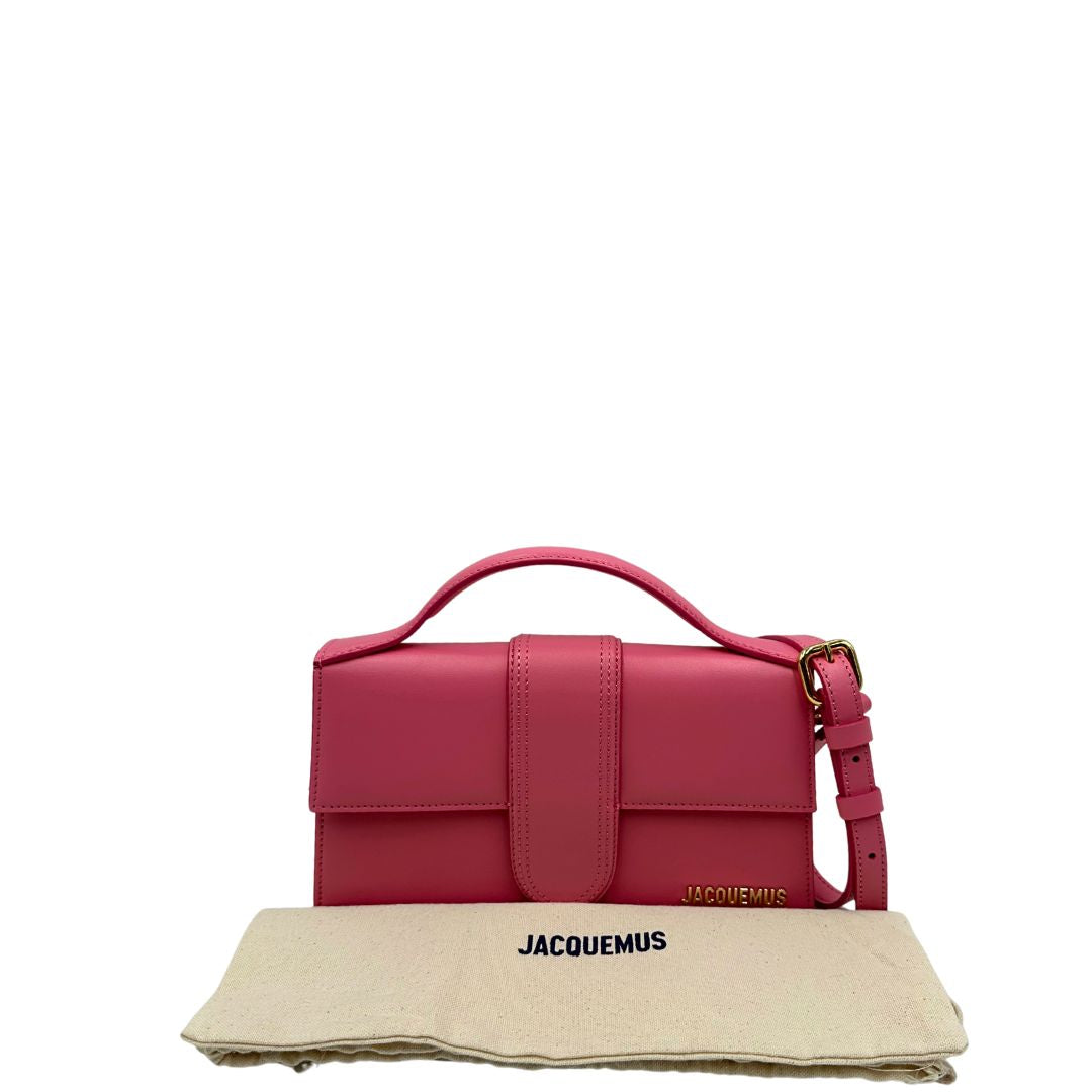 Le Grand Bambino Jacquemus in pelle neon pink con parti metalliche dorate; da portare a mano o a tracolla. Completa di dustbag. Originale, usato, in condizioni ottime. 