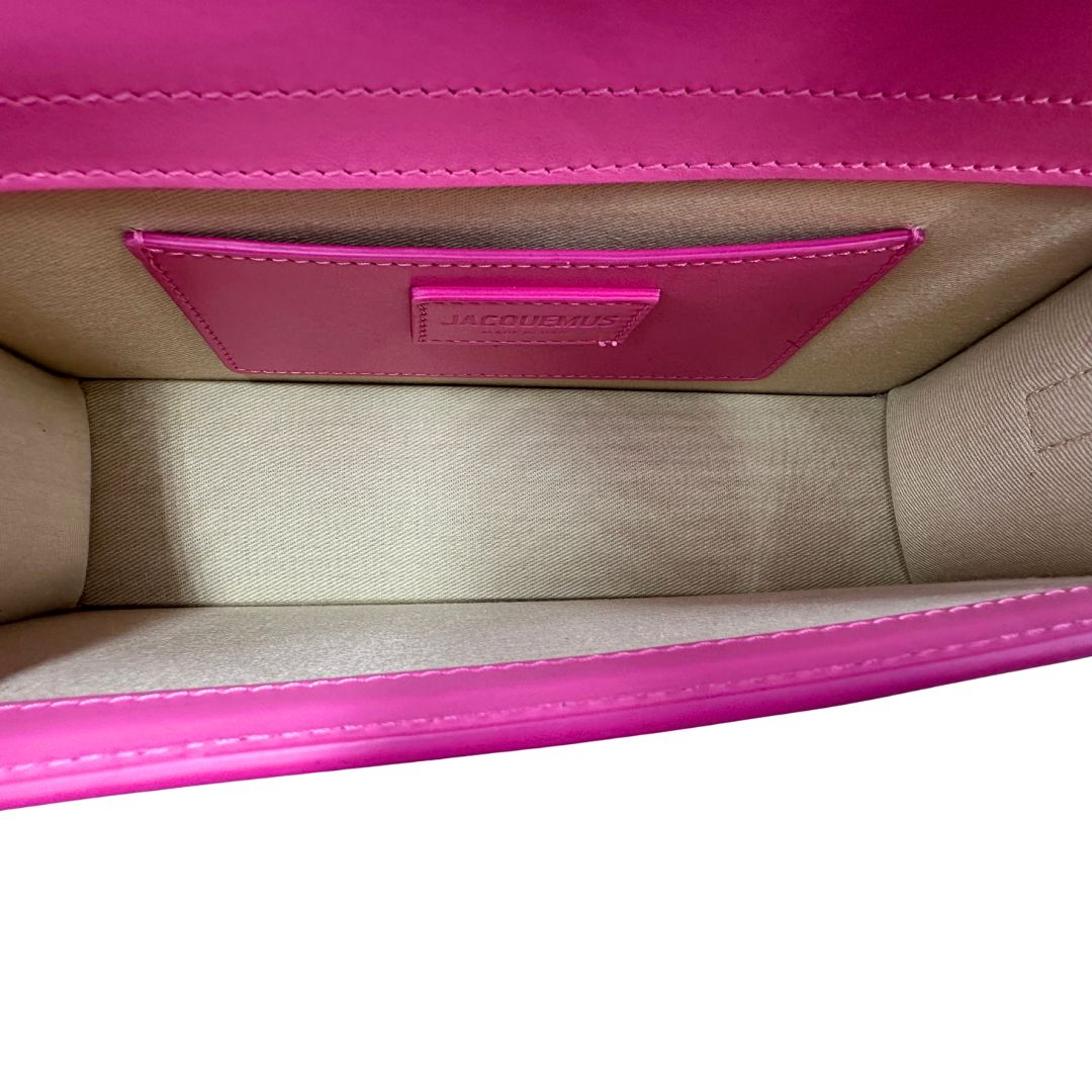 Interno Le Grand Bambino Jacquemus in pelle neon pink con parti metalliche dorate; da portare a mano o a tracolla. Completa di dustbag. Originale, usato, in condizioni ottime. 