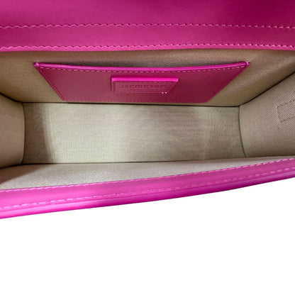 Interno Le Grand Bambino Jacquemus in pelle neon pink con parti metalliche dorate; da portare a mano o a tracolla. Completa di dustbag. Originale, usato, in condizioni ottime. 