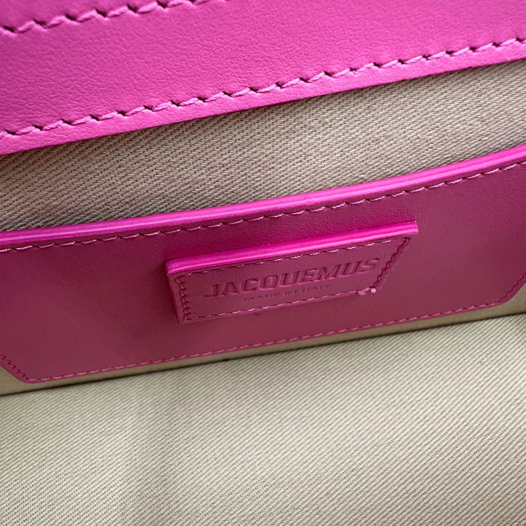 Interno Le Grand Bambino Jacquemus in pelle neon pink con parti metalliche dorate; da portare a mano o a tracolla. Completa di dustbag. Originale, usato, in condizioni ottime. 