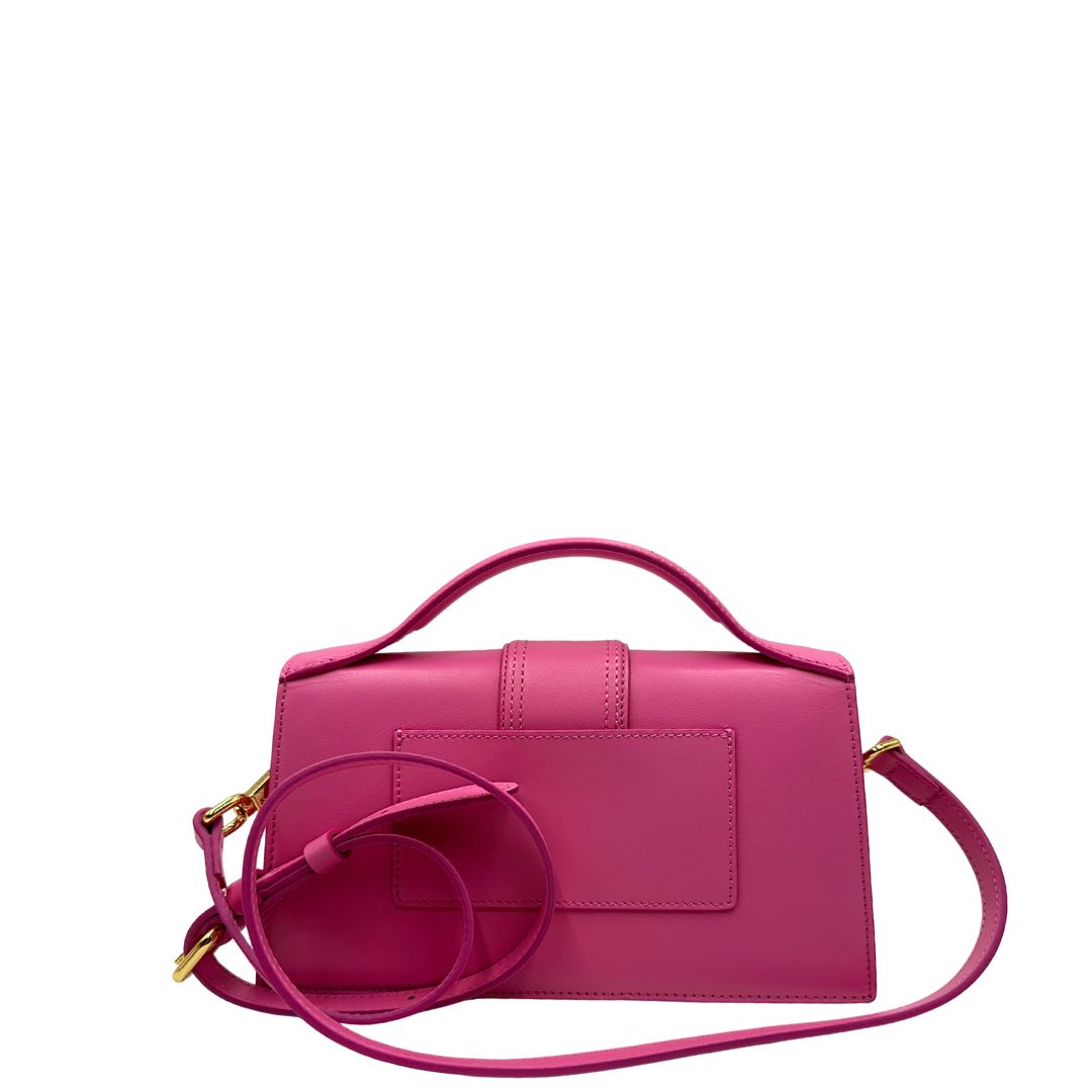 Retro Le Grand Bambino Jacquemus in pelle neon pink con parti metalliche dorate; da portare a mano o a tracolla. Completa di dustbag. Originale, usato, in condizioni ottime. 