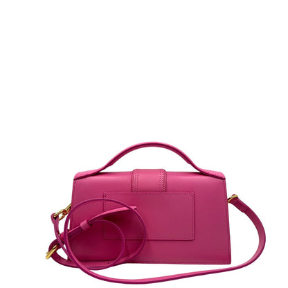 Retro Le Grand Bambino Jacquemus in pelle neon pink con parti metalliche dorate; da portare a mano o a tracolla. Completa di dustbag. Originale, usato, in condizioni ottime. 