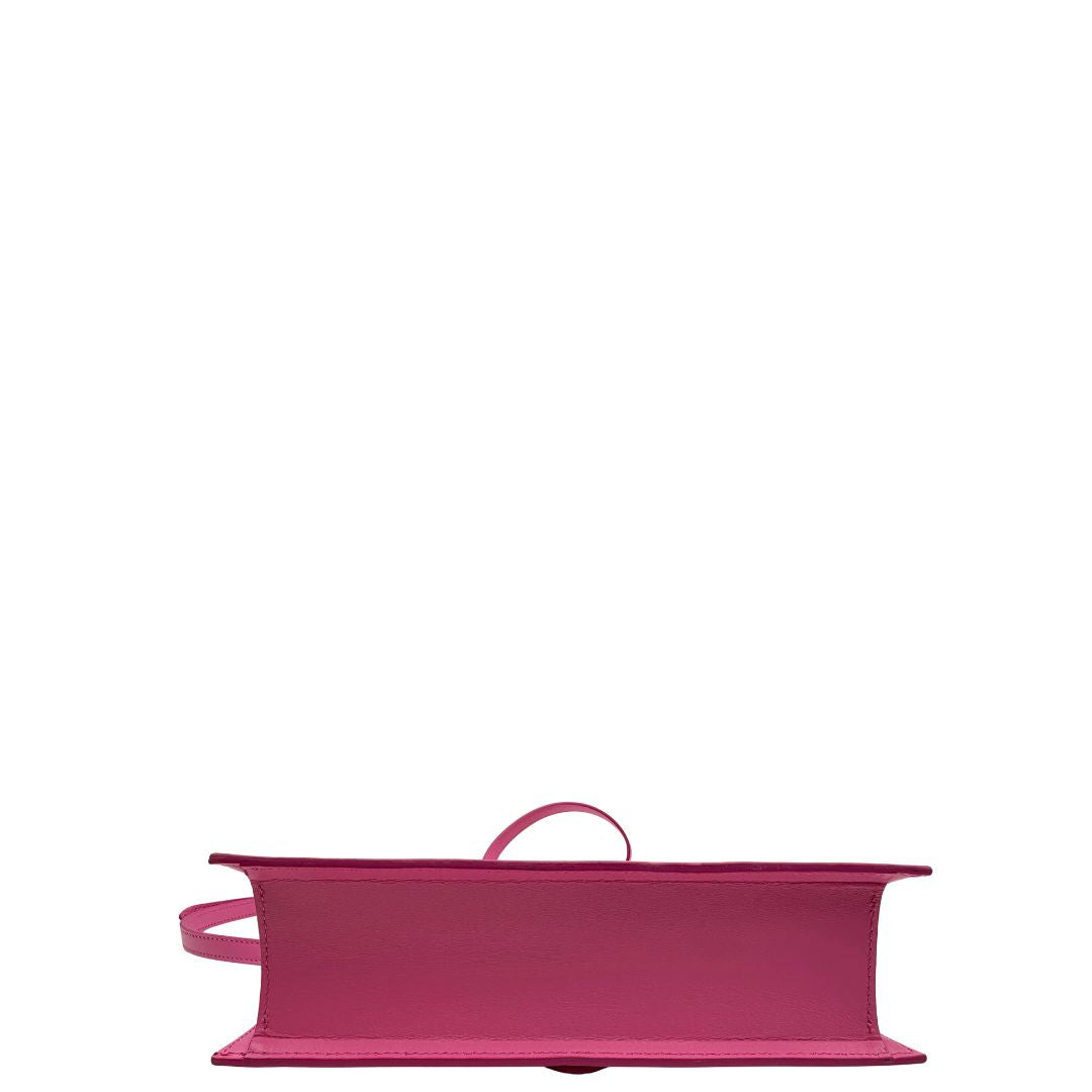 Base Le Grand Bambino Jacquemus in pelle neon pink con parti metalliche dorate; da portare a mano o a tracolla. Completa di dustbag. Originale, usato, in condizioni ottime. 