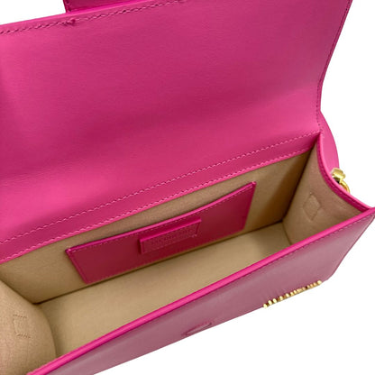 Interno Le Grand Bambino Jacquemus in pelle neon pink con parti metalliche dorate; da portare a mano o a tracolla. Completa di dustbag. Originale, usato, in condizioni ottime. 