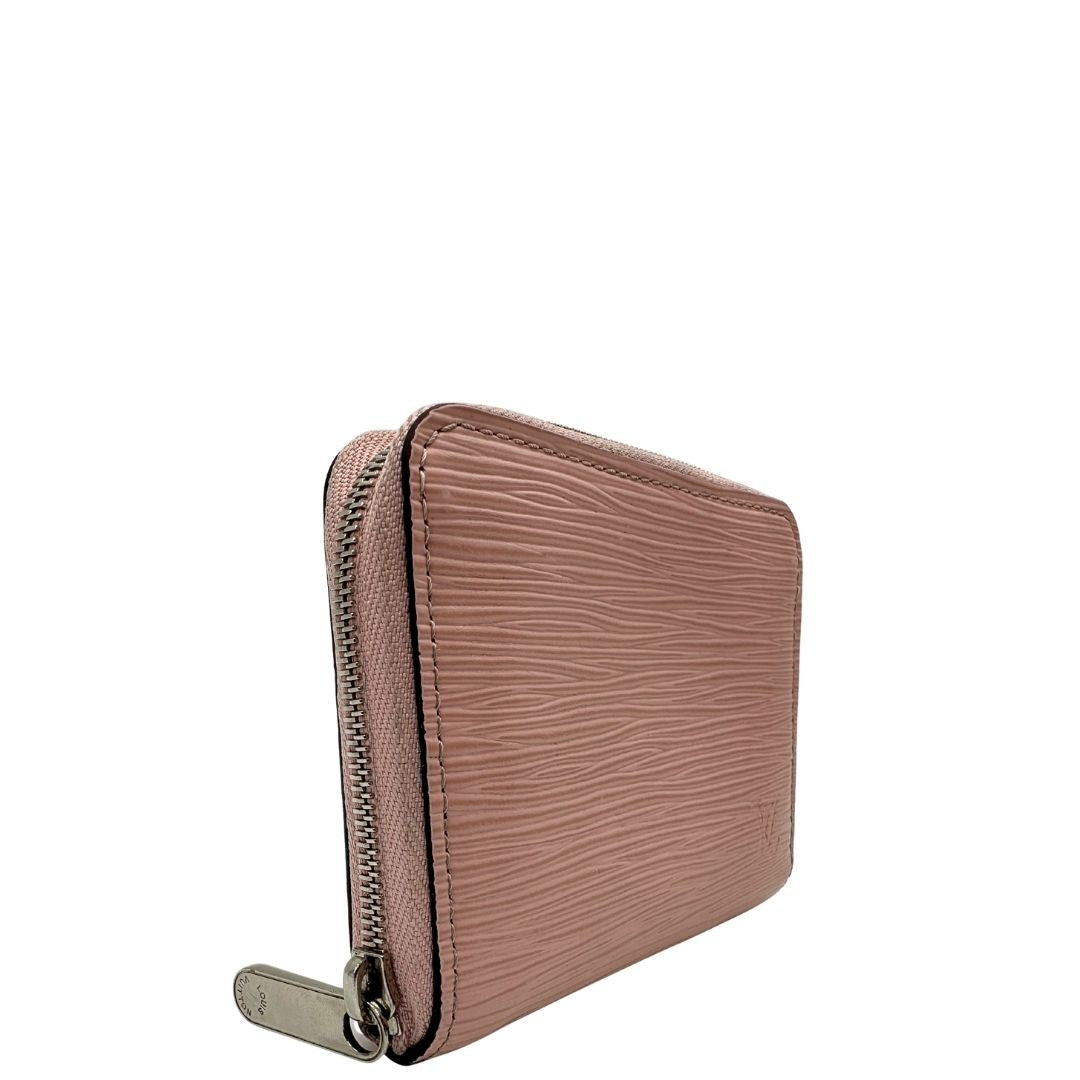 Portafoglio Louis Vuitton Epi rosa con parti metalliche argentate. Completo di scatola logata, di lusso, originale, ottime condizioni.