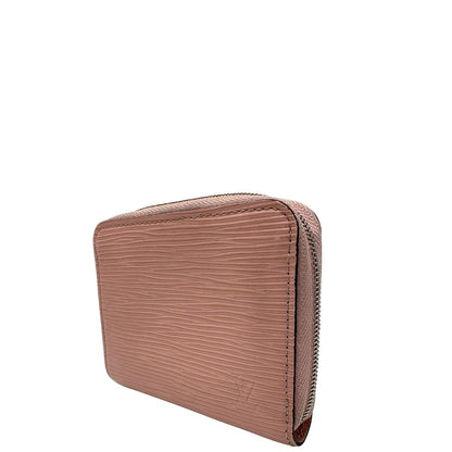 Portafoglio Louis Vuitton Epi rosa con parti metalliche argentate. Completo di scatola logata, di lusso, originale, ottime condizioni.