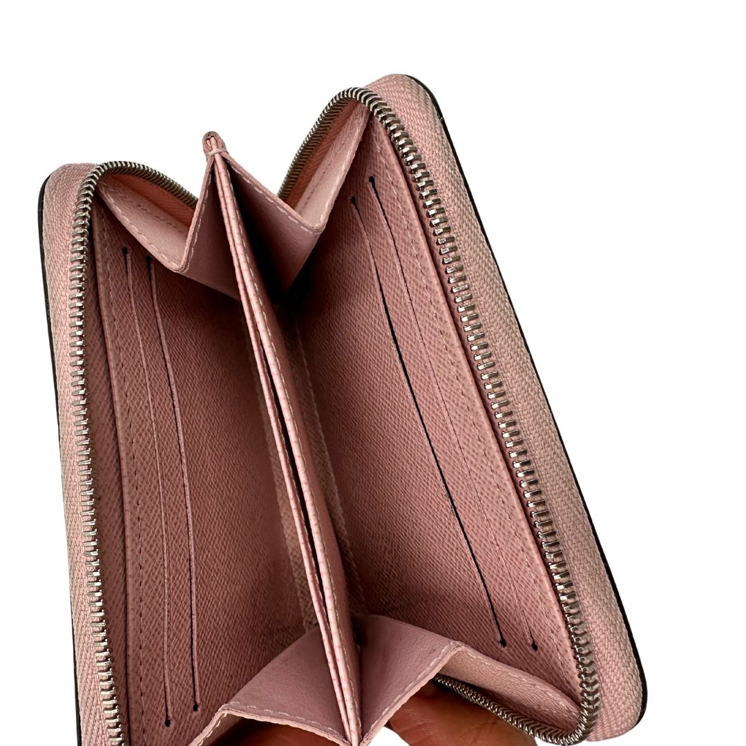 Portafoglio Louis Vuitton Epi rosa con parti metalliche argentate. Completo di scatola logata, di lusso, originale, ottime condizioni.