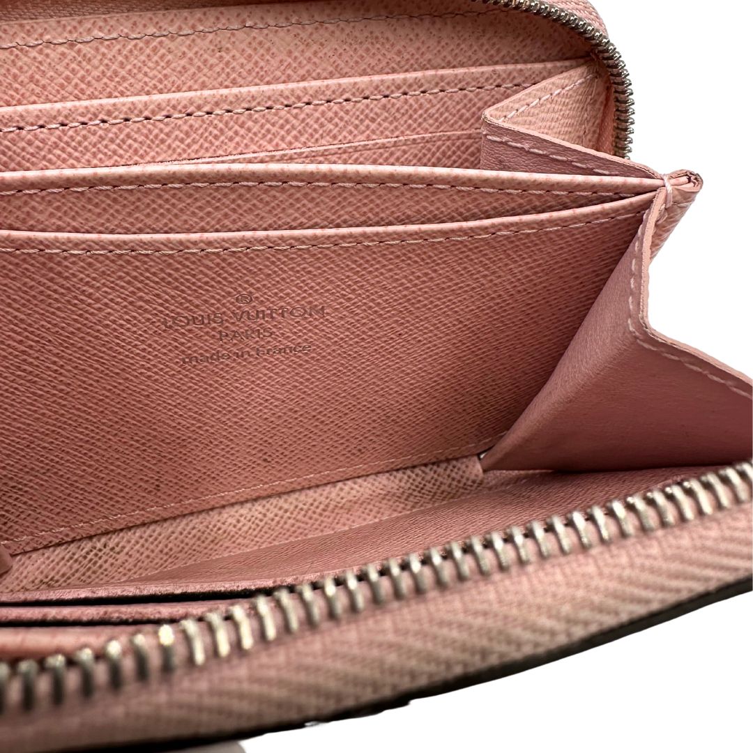 Portafoglio Louis Vuitton Epi rosa con parti metalliche argentate. Completo di scatola logata, di lusso, originale, ottime condizioni.