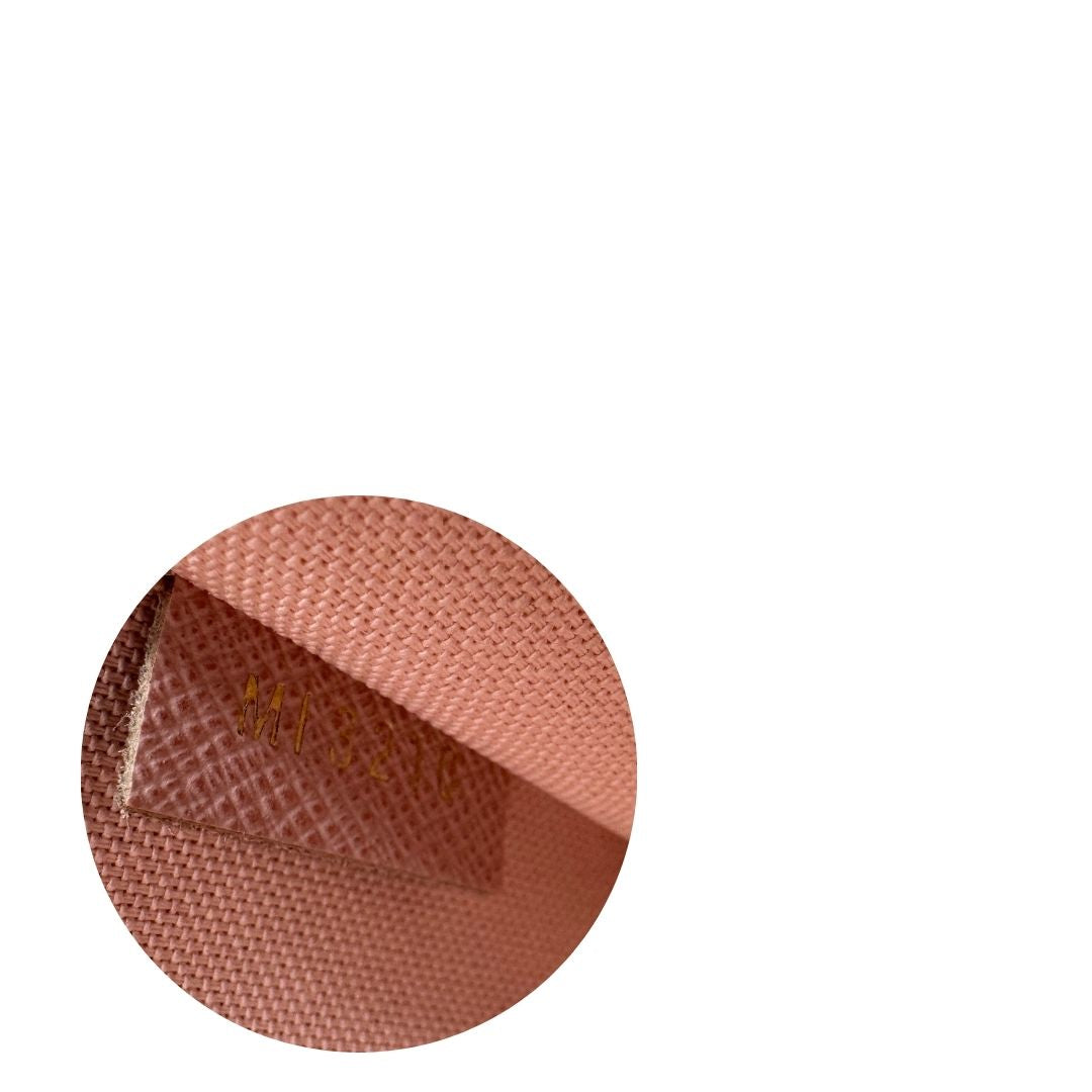 Codice seriale; Borsa Louis Vuitton Félicie in canvas Damier Azur con parti metalliche dorate e interno in pelle rosa. Munita di una tracolla in catena amovibile e accessori portacarte, e portamonete estraibili. Originale, usato, in condizioni ottime.