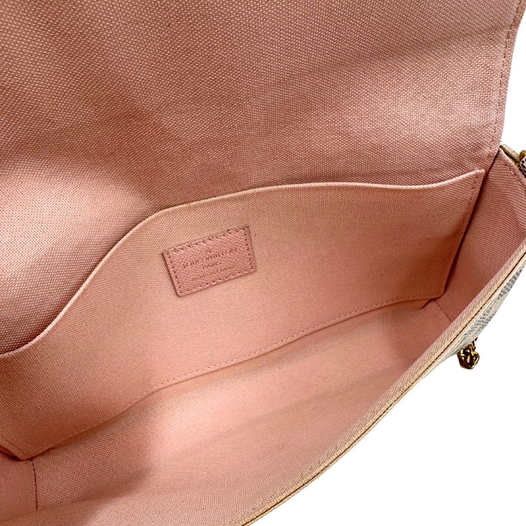 Interno Borsa Louis Vuitton Félicie in canvas Damier Azur con parti metalliche dorate e interno in pelle rosa. Munita di una tracolla in catena amovibile e accessori portacarte, e portamonete estraibili. Originale, usato, in condizioni ottime.