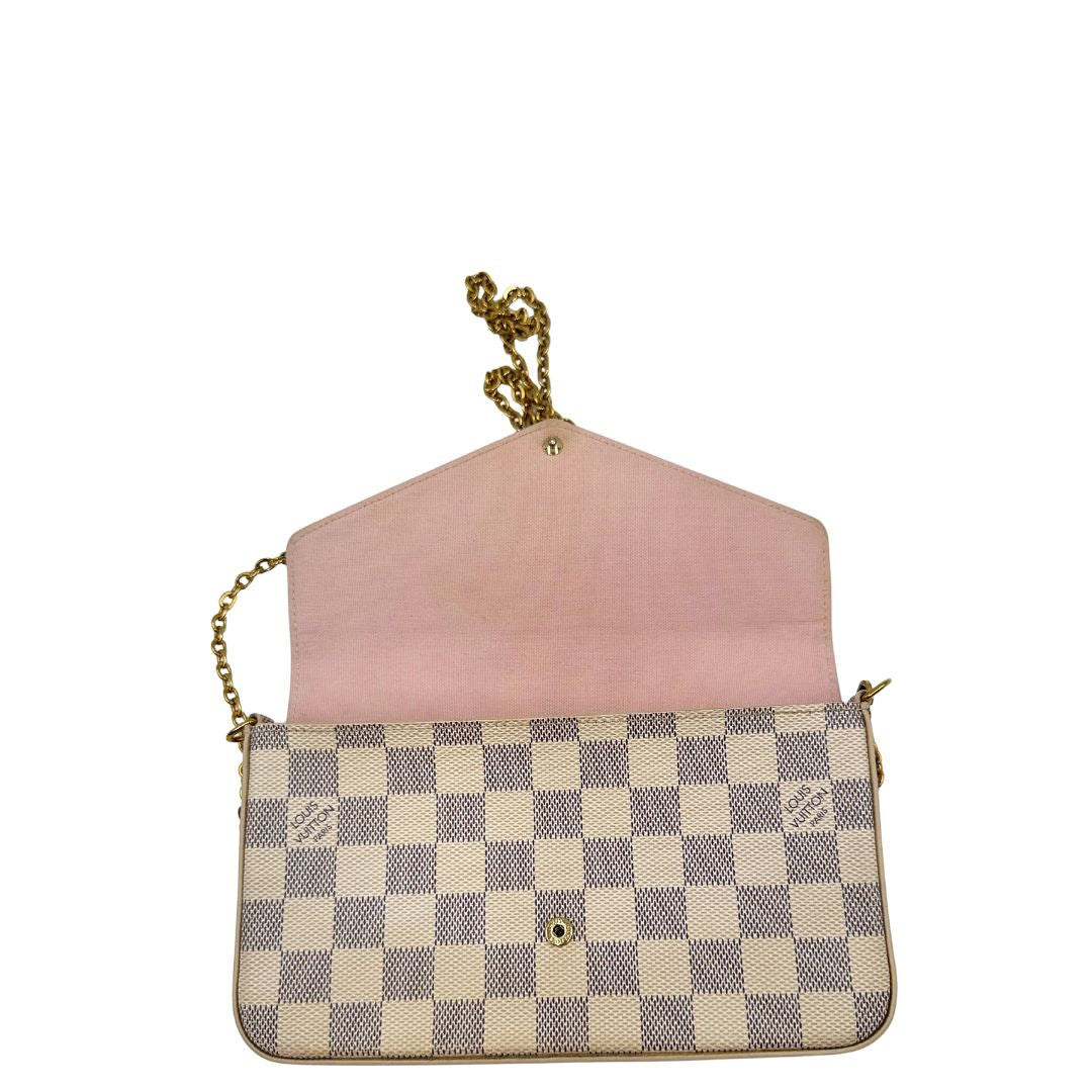 Borsa Louis Vuitton Félicie in canvas Damier Azur con parti metalliche dorate e interno in pelle rosa. Munita di una tracolla in catena amovibile e accessori portacarte, e portamonete estraibili. Originale, usato, in condizioni ottime.