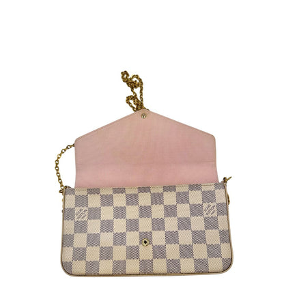 Borsa Louis Vuitton Félicie in canvas Damier Azur con parti metalliche dorate e interno in pelle rosa. Munita di una tracolla in catena amovibile e accessori portacarte, e portamonete estraibili. Originale, usato, in condizioni ottime.