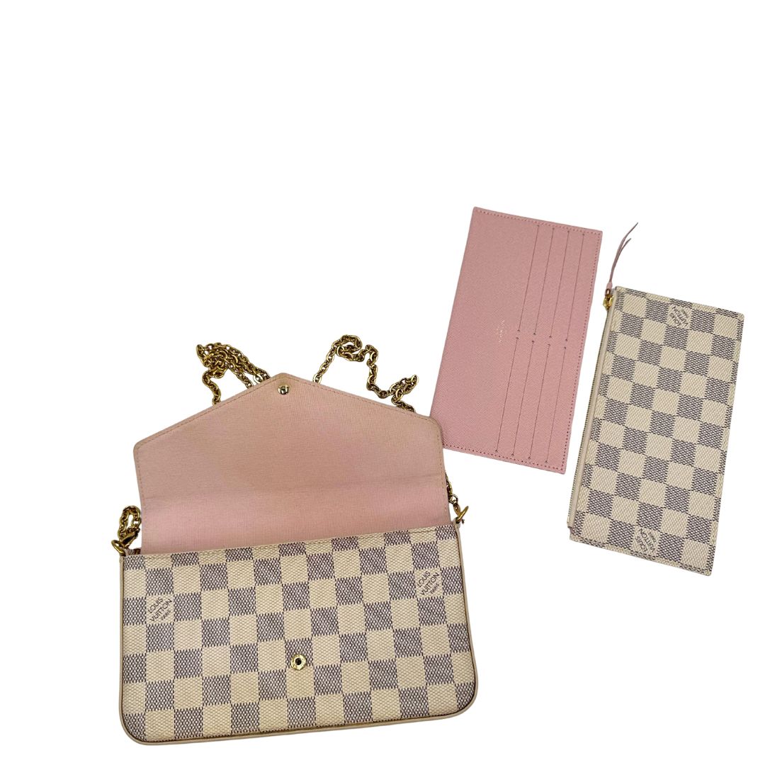 Borsa Louis Vuitton Félicie in canvas Damier Azur con parti metalliche dorate e interno in pelle rosa. Munita di una tracolla in catena amovibile e accessori portacarte, e portamonete estraibili. Originale, usato, in condizioni ottime.