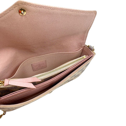 Interno Borsa Louis Vuitton Félicie in canvas Damier Azur con parti metalliche dorate e interno in pelle rosa. Munita di una tracolla in catena amovibile e accessori portacarte, e portamonete estraibili. Originale, usato, in condizioni ottime.