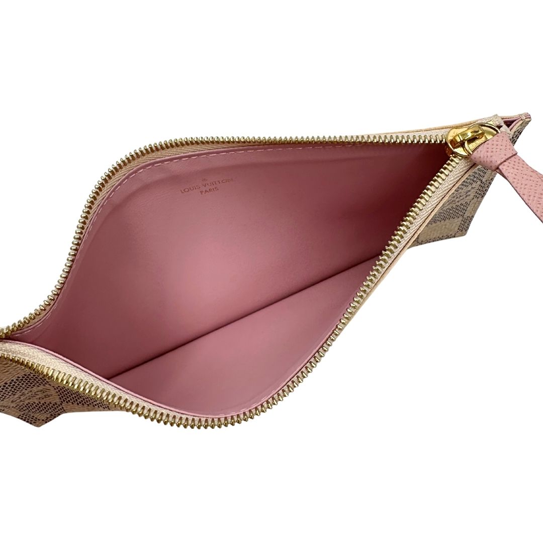 Interno portamonete; Borsa Louis Vuitton Félicie in canvas Damier Azur con parti metalliche dorate e interno in pelle rosa. Munita di una tracolla in catena amovibile e accessori portacarte, e portamonete estraibili. Originale, usato, in condizioni ottime.