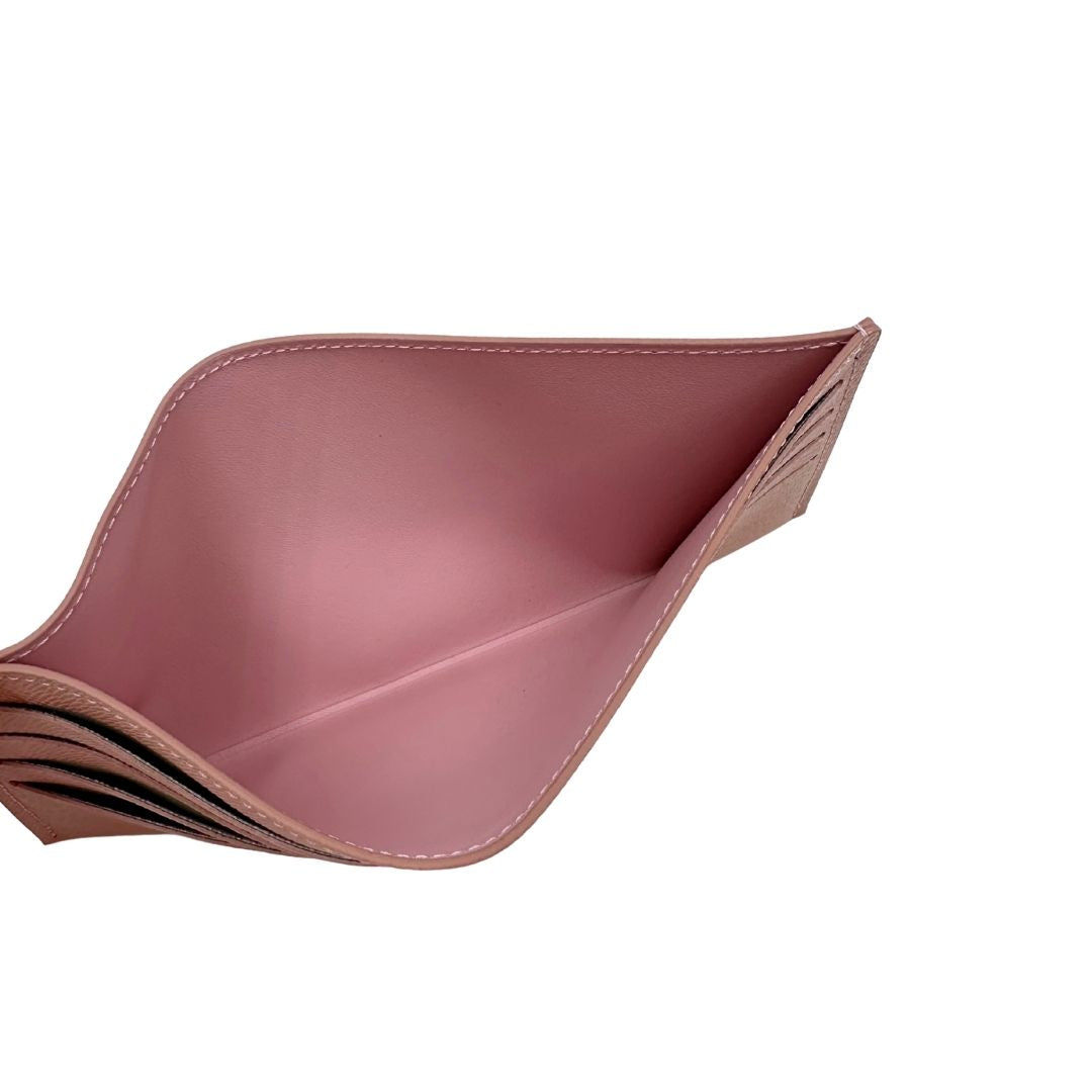 Interno portacarte; Borsa Louis Vuitton Félicie in canvas Damier Azur con parti metalliche dorate e interno in pelle rosa. Munita di una tracolla in catena amovibile e accessori portacarte, e portamonete estraibili. Originale, usato, in condizioni ottime.