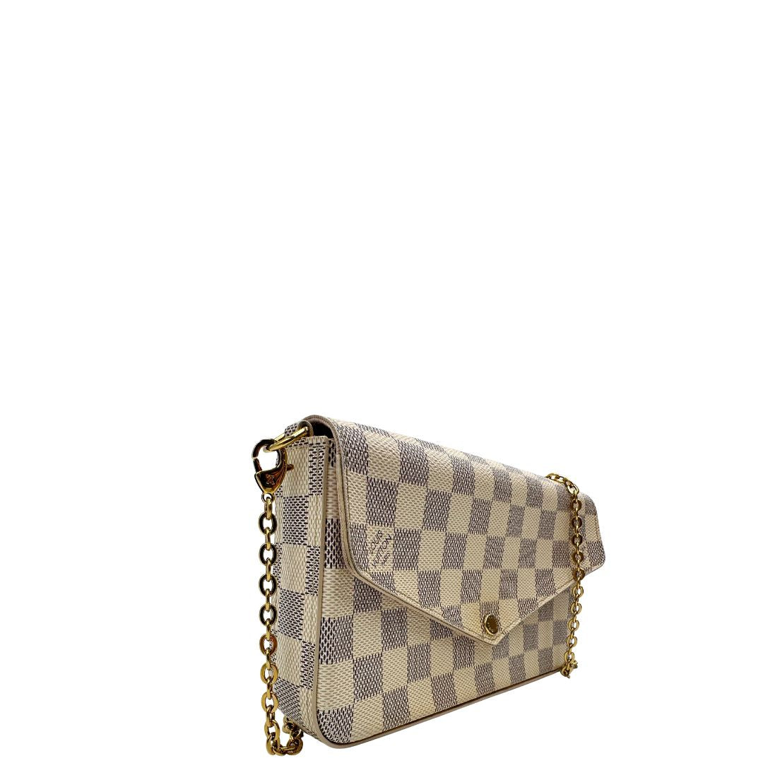 Borsa Louis Vuitton Félicie in canvas Damier Azur con parti metalliche dorate e interno in pelle rosa. Munita di una tracolla in catena amovibile e accessori portacarte, e portamonete estraibili. Originale, usato, in condizioni ottime.