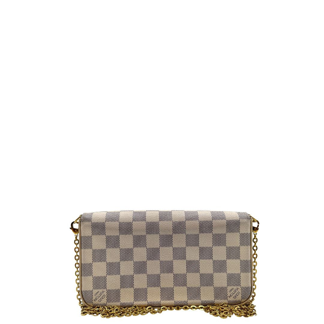 Borsa Louis Vuitton Félicie in canvas Damier Azur con parti metalliche dorate e interno in pelle rosa. Munita di una tracolla in catena amovibile e accessori portacarte, e portamonete estraibili. Originale, usato, in condizioni ottime.